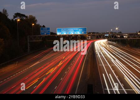 Circulation nocturne rapide sur la M25 London Orbital Motorway Banque D'Images