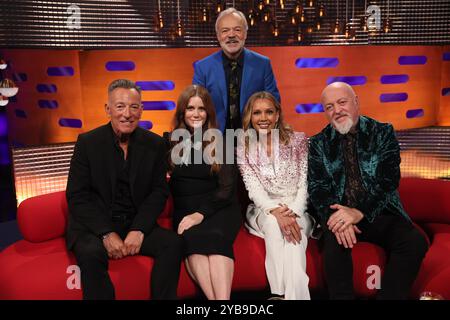 USAGE ÉDITORIAL EXCLUSIF. Le présentateur Graham Norton avec Bruce Springsteen, Amy Adams, Vanessa Williams et Bill Bailey (assis de gauche à droite) pendant le tournage du Graham Norton Show au BBC Studioworks 6 Television Centre, Wood Lane, Londres, qui sera diffusé sur BBC One vendredi soir. Date de la photo : jeudi 17 octobre 2024. Crédit photo : Isabel Infantes/PA Wire Banque D'Images