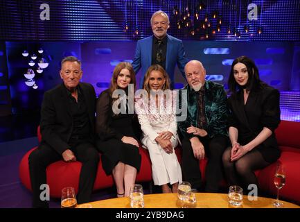 USAGE ÉDITORIAL EXCLUSIF. L'animateur Graham Norton avec Bruce Springsteen, Amy Adams, Vanessa Williams, Bill Bailey et Vincent (assis de gauche à droite) lors du tournage du Graham Norton Show au BBC Studioworks 6 Television Centre, Wood Lane, Londres, qui sera diffusé sur BBC One vendredi soir. Date de la photo : jeudi 17 octobre 2024. Crédit photo : Isabel Infantes/PA Wire Banque D'Images