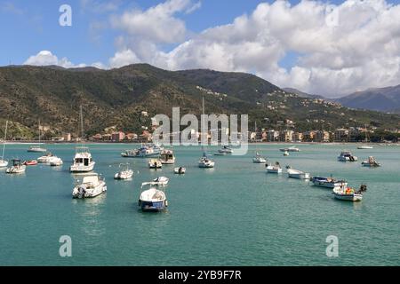 Vue panoramique de la baie des contes de fées, nommée en l'honneur de l'écrivain danois Hans Christian Andersen, Sestri Levante, Gênes, Ligurie, Italie Banque D'Images