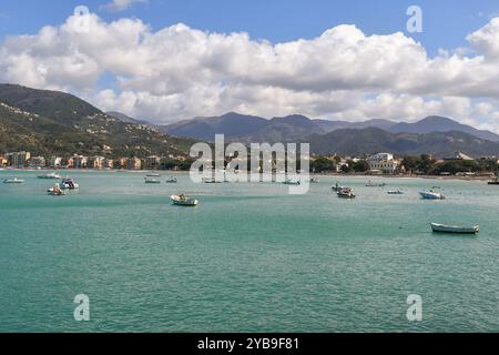 Vue panoramique de la baie des contes de fées, nommée en l'honneur de l'écrivain danois Hans Christian Andersen, Sestri Levante, Gênes, Ligurie, Italie Banque D'Images