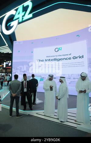 Dubaï, Émirats arabes Unis. 17 octobre 2024. Les gens assistent au Gulf information Technology Exhibition (GITEX) à Dubaï, aux Émirats arabes Unis, le 17 octobre 2024. Crédit : Duan Minfu/Xinhua/Alamy Live News Banque D'Images