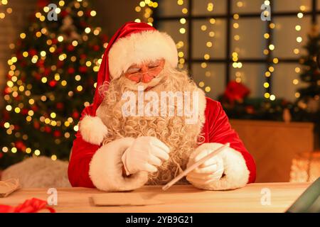 Le Père Noël avec des lettres à la maison la veille de Noël Banque D'Images