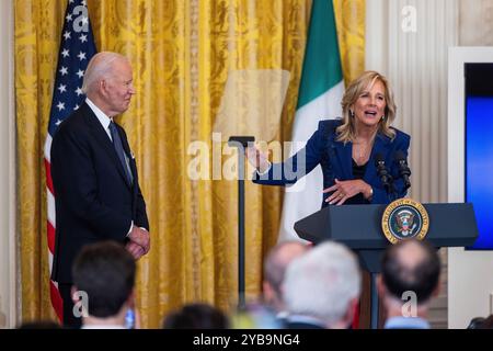 Washington, DC, États-Unis. 16 octobre 2024. Le président AMÉRICAIN Joe Biden (à gauche) regarde la première dame Dr Jill Biden (à droite) prononcer un discours lors d'une réception du mois du patrimoine italien-américain dans la salle est de la Maison Blanche à Washington, DC, États-Unis, le 16 octobre 2024. Crédit : Jim LoScalzo/Pool via CNP/dpa/Alamy Live News Banque D'Images