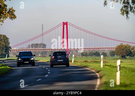 Rheinbrücke Emmerich, am Niederrhein, linksrheinische Landstraße, Rheinuferstraße, Landschaft, Deichvorland BEI Grieth, NRW, Deutschland, Emmerich *** Pont du Rhin Emmerich, sur le Rhin inférieur, route rive gauche, route rive gauche, paysage, avant-pays de digue près de Grieth, NRW, Allemagne, Emmerich Banque D'Images