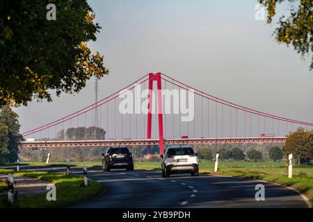 Rheinbrücke Emmerich, am Niederrhein, linksrheinische Landstraße, Rheinuferstraße, Landschaft, Deichvorland BEI Grieth, NRW, Deutschland, Emmerich *** Pont du Rhin Emmerich, sur le Rhin inférieur, route rive gauche, route rive gauche, paysage, avant-pays de digue près de Grieth, NRW, Allemagne, Emmerich Banque D'Images