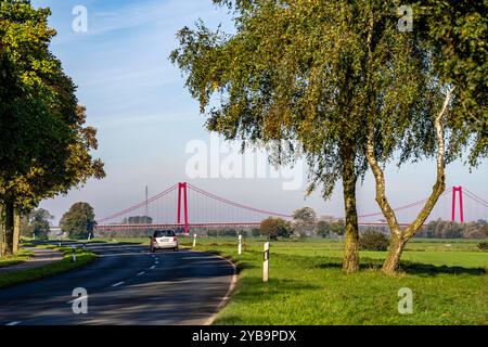 Rheinbrücke Emmerich, am Niederrhein, linksrheinische Landstraße, Rheinuferstraße, Landschaft, Deichvorland BEI Grieth, NRW, Deutschland, Emmerich *** Pont du Rhin Emmerich, sur le Rhin inférieur, route rive gauche, route rive gauche, paysage, avant-pays de digue près de Grieth, NRW, Allemagne, Emmerich Banque D'Images