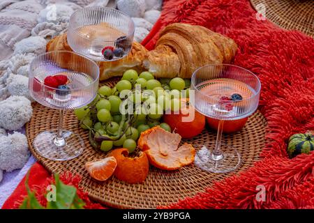 Charlotte, Caroline du Nord, États-Unis. 15 octobre 2024. Un pique-nique d'automne dynamique propose des aliments saisonniers colorés''' citrouilles lumineuses, pommes, charcuterie, pain frais, fromage, et des boissons chaudes. Entouré de feuilles dorées et de couvertures douillettes dans l'air frais de l'automne. (Crédit image : © Walter G. Arce Sr./ASP via ZUMA Press Wire) USAGE ÉDITORIAL SEULEMENT! Non destiné à UN USAGE commercial ! Banque D'Images