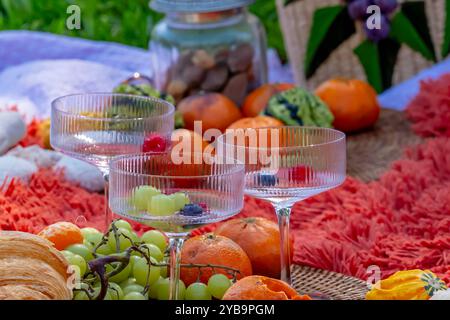 Charlotte, Caroline du Nord, États-Unis. 15 octobre 2024. Un pique-nique d'automne dynamique propose des aliments saisonniers colorés''' citrouilles lumineuses, pommes, charcuterie, pain frais, fromage, et des boissons chaudes. Entouré de feuilles dorées et de couvertures douillettes dans l'air frais de l'automne. (Crédit image : © Walter G. Arce Sr./ASP via ZUMA Press Wire) USAGE ÉDITORIAL SEULEMENT! Non destiné à UN USAGE commercial ! Banque D'Images