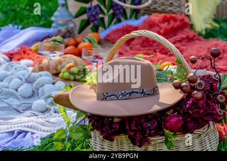 Charlotte, Caroline du Nord, États-Unis. 15 octobre 2024. Un pique-nique d'automne dynamique propose des aliments saisonniers colorés''' citrouilles lumineuses, pommes, charcuterie, pain frais, fromage, et des boissons chaudes. Entouré de feuilles dorées et de couvertures douillettes dans l'air frais de l'automne. (Crédit image : © Walter G. Arce Sr./ASP via ZUMA Press Wire) USAGE ÉDITORIAL SEULEMENT! Non destiné à UN USAGE commercial ! Banque D'Images