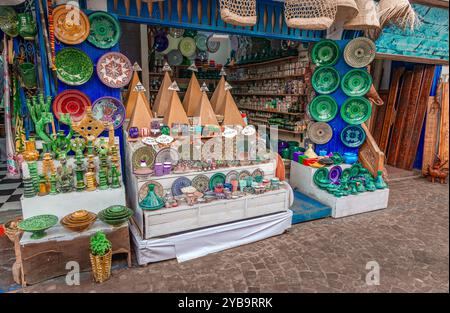 Essaouira, Maroc - 19 février 2024 : magasins vendant des souvenirs et des objets d'art populaire local dans le centre de la ville Banque D'Images