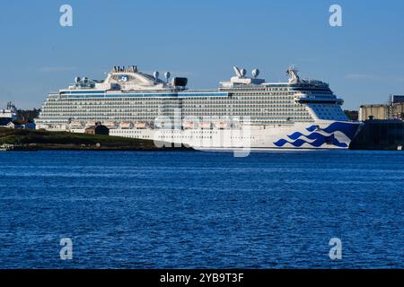 Enchanted Princess, navire de croisière dans le port de Halifax, Nouvelle-Écosse, 17 octobre 2024 Banque D'Images