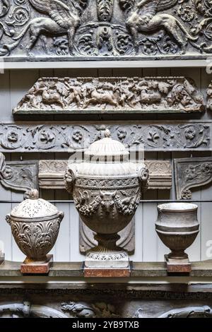 Des urnes antiques ornées dans le quartier du dôme du musée John Soane rempli d'antiquités et d'objets, Londres, Angleterre Banque D'Images