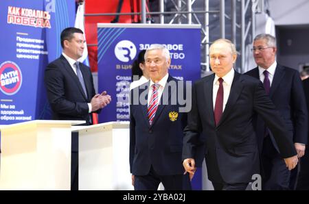 Ulf, Russie. 17 octobre 2024. Le président russe Vladimir Poutine, à droite, arrive pour parler avec les participants au tournoi héros de notre temps pour les vétérans militaires du conflit ukrainien lors d'une visite au Centre d'entraînement sportif de Rima Batalova, le 17 octobre 2024 à Ulf, République du Bachkortostan, Russie. Crédit : Gavriil Grigorov/Kremlin Pool/Alamy Live News Banque D'Images