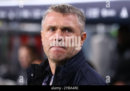 Poznan, Pologne - 11 octobre 2024 : l'entraîneur ukrainien Serhiy Rebrov regarde le match de la Ligue des Nations de l'UEFA Ukraine contre Géorgie au stade de Poznan à Poznan, en Pologne Banque D'Images