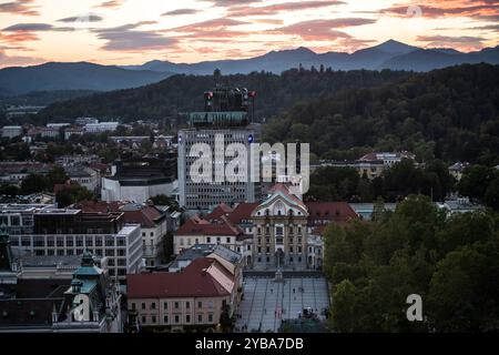 Ljubljana : vue panoramique sur la place du Congrès (Kongresni trg) pendant le coucher du soleil. Slovénie Banque D'Images