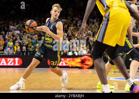 Berlin, Allemagne. 17 octobre 2024. Arturs Zagars (32) de Fenerbahce vu lors du match de basket de Turkish Airlines EuroLeague entre ALBA Berlin et Fenerbahce à l'Uber Arena de Berlin. Crédit : Gonzales photo/Alamy Live News Banque D'Images