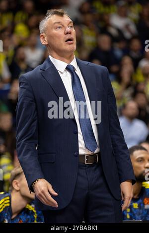 Berlin, Allemagne. 17 octobre 2024. L'entraîneur Saras Jasikevicius de Fenerbahce vu lors du match de basket-ball de Turkish Airlines EuroLeague entre ALBA Berlin et Fenerbahce à l'Uber Arena de Berlin. Crédit : Gonzales photo/Alamy Live News Banque D'Images