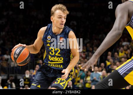 Berlin, Allemagne. 17 octobre 2024. Arturs Zagars (32) de Fenerbahce vu lors du match de basket de Turkish Airlines EuroLeague entre ALBA Berlin et Fenerbahce à l'Uber Arena de Berlin. Crédit : Gonzales photo/Alamy Live News Banque D'Images