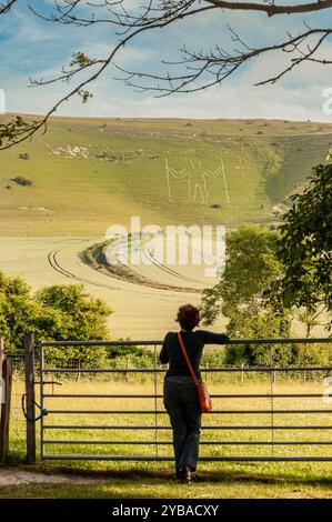 Long Man of Wilmington, sculpture à la craie dans le paysage, East Sussex, Angleterre Royaume-Uni Banque D'Images