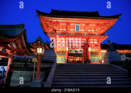 La vue crépusculaire de la porte principale de Fushimi Inari-taisha sanctuaire.Kyoto.Japan Banque D'Images
