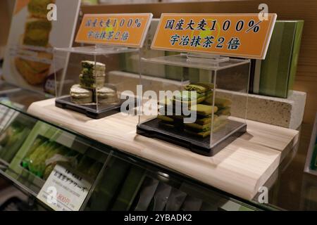 L'échantillon de gâteaux traditionnels au thé vert matcha s'affiche à Sawawa, la boutique et le café spécialisés dans les bonbons au thé vert matcha au marché Nishiki. Kyoto, Japon Banque D'Images
