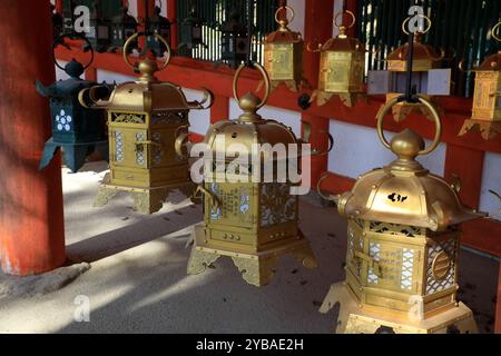 Lanternes traditionnelles en bronze décorant le Kasuga-taisha Shrine.Nara.Japan Banque D'Images