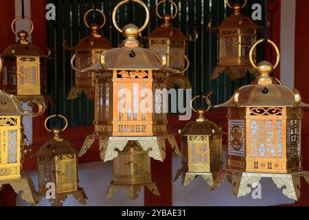 Lanternes traditionnelles en bronze décorant le Kasuga-taisha Shrine.Nara.Japan Banque D'Images