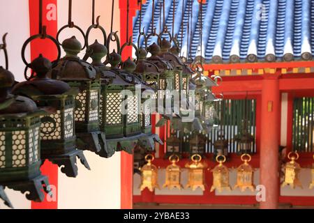 Lanternes traditionnelles en bronze décorant le Kasuga-taisha Shrine.Nara.Japan Banque D'Images