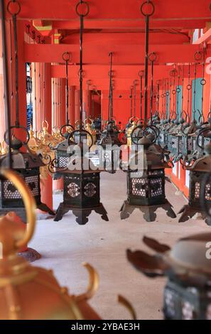 Lanternes traditionnelles en bronze décorant le Kasuga-taisha Shrine.Nara.Japan Banque D'Images