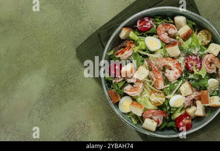 Salade César, avec crevettes tigrées, salade de crevettes, laitue, œufs de caille, tomates cerises, fromage parmesan, pas de gens Banque D'Images