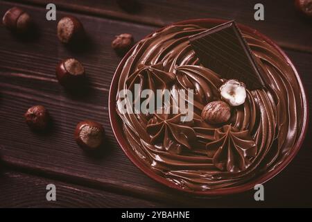 Pâte de noix de chocolat, mousse, pâtes, dans une tasse, sur une table en bois, vue de dessus, mise au point sélective, pas de gens Banque D'Images