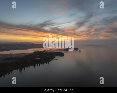 Vue aérienne de la péninsule de Mettnau près de Radolfzell sur le lac de Constance devant le lever du soleil, à l'horizon l'île de Reichenau dans le brouillard, distrique Banque D'Images