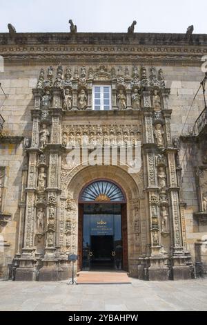 Entrée d'un bâtiment baroque avec des sculptures et sculptures en pierre richement décorées au-dessus de la porte, Hostal Reis Catolicos, Praza do Obradoiro, ville squ Banque D'Images