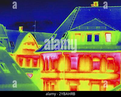 Immeuble, façade d'un immeuble résidentiel avec fenêtres. Thermographie ou thermographie, photo symbole, interpolée. Allemagne Banque D'Images