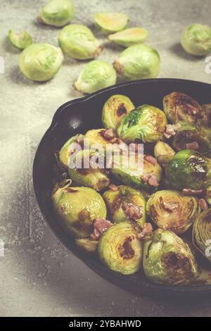 Choux de bruxelles rôtis, avec bacon, nourriture végétarienne, maison, pas de gens Banque D'Images