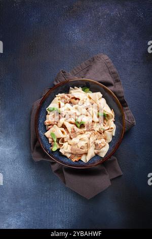 Pâtes Papardelle, aux champignons chanterelles, en sauce à la crème, maison, pas de gens Banque D'Images