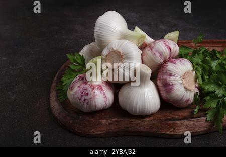 Ail jeune frais, couleur blanche et violette, sur une table en bois, pas de gens Banque D'Images