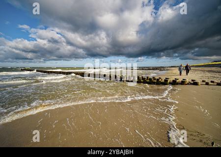 Jour orageux, hautes vagues se brisant sur les groynes sur la plage de la mer Baltique, ambiance nuageuse, station balnéaire Baltique Ahrenshoop, Fischland-Darss-Zingst Peninsul Banque D'Images