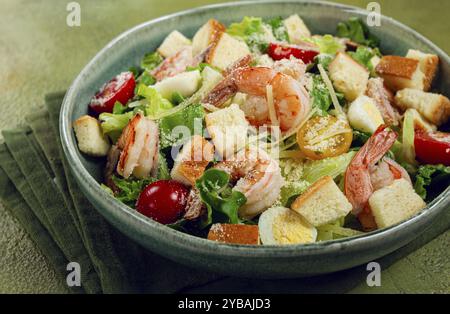 Salade César, avec crevettes tigrées, salade de crevettes, laitue, œufs de caille, tomates cerises, fromage parmesan, pas de gens Banque D'Images