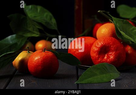 Mandarines fraîches avec des feuilles, gros plan, sur une table en bois, horizontale, pas de gens Banque D'Images