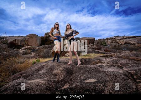 Deux superbes mannequins frappent des poses au milieu de la riche tapisserie et de la beauté de la nature Banque D'Images