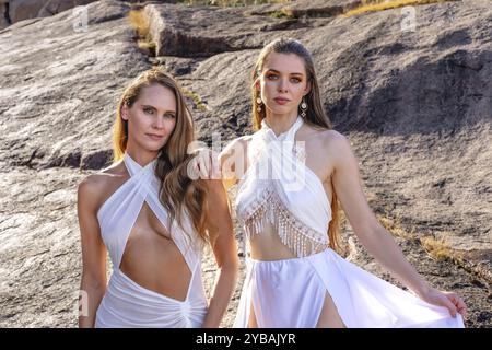 Deux superbes mannequins frappent des poses au milieu de la riche tapisserie et de la beauté de la nature Banque D'Images