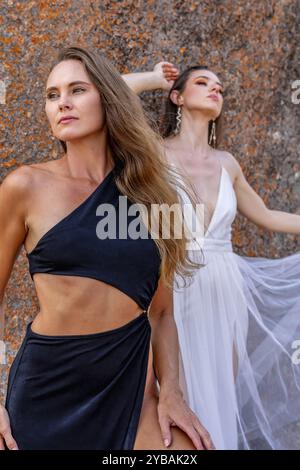 Deux superbes mannequins frappent des poses au milieu de la riche tapisserie et de la beauté de la nature Banque D'Images