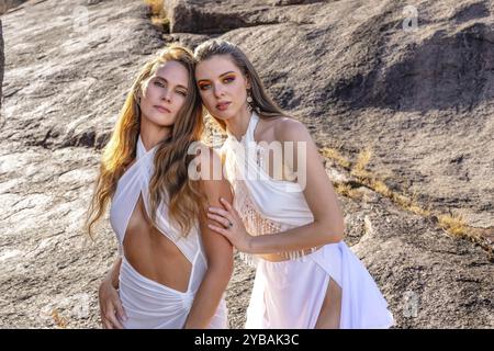 Deux superbes mannequins frappent des poses au milieu de la riche tapisserie et de la beauté de la nature Banque D'Images