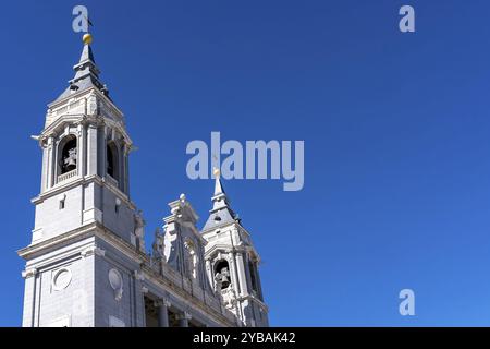 Cathédrale Almudena : siège emblématique de l'archidiocèse de Madrid, construit sur plus d'un siècle, consacré en 1993, adjacent au Palais Royal Banque D'Images