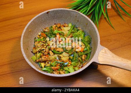 Sauté de légumes coloré dans une poêle antiadhésive Banque D'Images