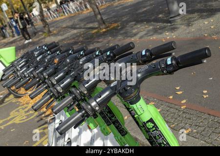 Transport, mobilité, aligné e-scooters du fournisseur Lime dans une rue de Berlin, Allemagne, en automne, Europe Banque D'Images