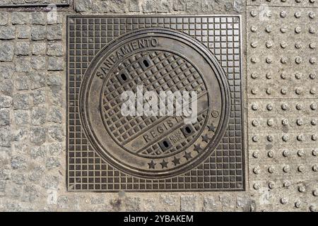 Le paysage urbain de Madrid est enrichi de couvercles de trous d'homme artistiquement conçus, tissant la culture dans le tissu urbain, un témoignage de l'identité vibrante de la ville Banque D'Images