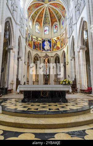 Cathédrale Almudena : siège emblématique de l'archidiocèse de Madrid, construit sur plus d'un siècle, consacré en 1993, adjacent au Palais Royal Banque D'Images